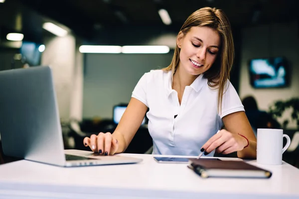 Geschoolde Vrouwelijke Ontwerper Puttend Uit Digitale Tablet Met Stylus Verbinden — Stockfoto