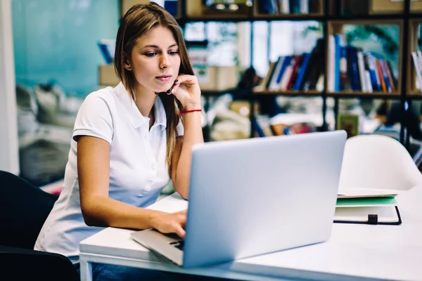 Estudante Feminina Concentrada Assistindo Webinar Treinamento Line Computador Portátil Preparar — Fotografia de Stock