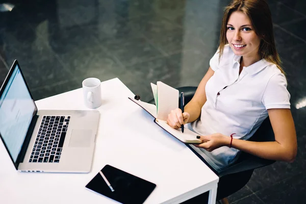 Retrato Autor Feminino Bem Sucedido Freelancer Criação Artigos Para Publicação — Fotografia de Stock