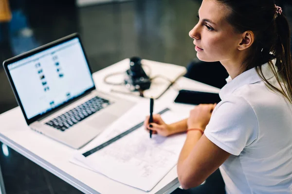 Enfoque Selectivo Arquitecta Que Mira Hacia Otro Lado Pensando Las —  Fotos de Stock