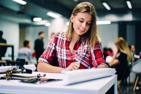 微笑的年轻女学生素描设计项目创意构思 积极的女建筑师满意 Coworking 空间建设工作的起草蓝图 — 图库照片