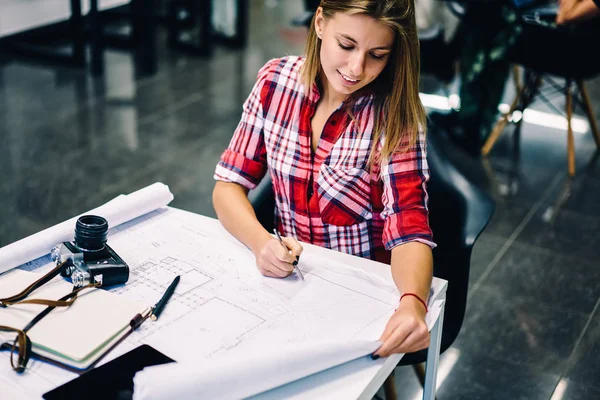 Glimlachend Vrouwelijke Student Controleren Cursussen Blauwdruk Volmachtnemers Tevreden Met Groot — Stockfoto