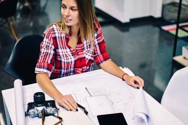 Jonge Vrouw Architect Zittend Bureaublad Met Briefpapier Blauwdrukken Werkt Aan — Stockfoto