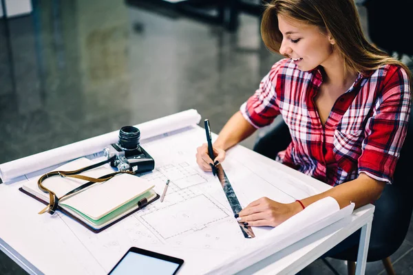 Lachende Vrouwelijke Student Genieten Van Creatieve Taakuitvoering College Het Tekenen — Stockfoto