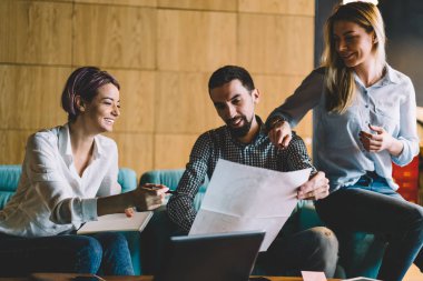 Başarılı erkek ve dişi mimarları Studio projede planlama teamworking inşaat kroki tartışıyor. Birbirleriyle iletişim kurmak ve işbirliği stratejisi geliştirme konusunda olumlu tasarımcıları