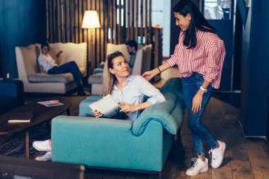 Kırpılmış görüntü güzel müreffeh kız öğrenci rekreasyon üniversite kampüsü içinde serbest zaman sırasında zevk. Birbirinizle konuşmak kitaplığında yeniden oluştururken çekici müreffeh kadınlar