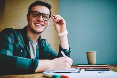 Ödev iyi ruh hali, müreffeh genç erkek startupper oluşturma deyim başarılı fikirle heyecanlı dil okulunda eğitim ile neşeli hipster adam Eyewear portresi memnun