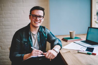 Online dil kursu, uzaktan çalışma yayın için fikir belirterek müreffeh erkek freelancer için wifi kullanarak alanı coworking eğitim zevk gözlük neşeli hipster adam portresi