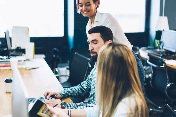 Brettet Mannlig Fagperson Sammen Med Studenter Som Samarbeider Utvikle Design – stockfoto