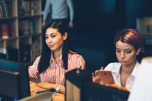 Jonge Geschoolde Brunette Vrouwelijke Werknemer Die Informatie Zoeken Website Personal — Stockfoto