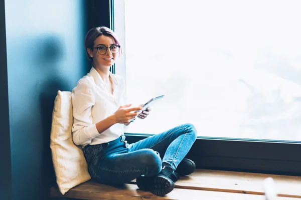 Portrait Pleine Longueur Jolie Fille Hipster Gai Dans Des Lunettes — Photo