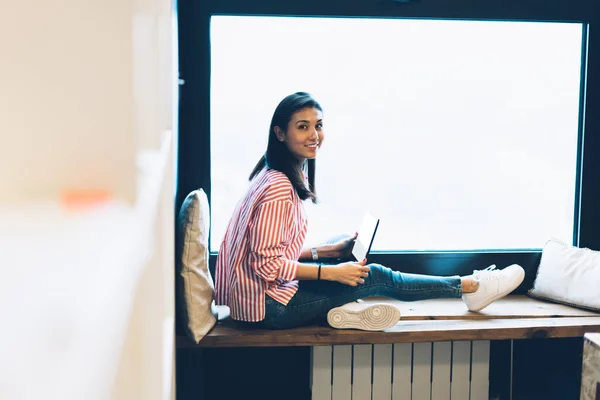 Full Lengde Portrett Nydelig Brunettstudent Som Venter Brukbar Applikasjonsinstallasjon Moderne – stockfoto