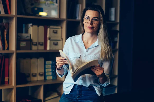 Giovane Affascinante Persona Femminile Contemplativa Positiva Occhiali Una Migliore Visione — Foto Stock