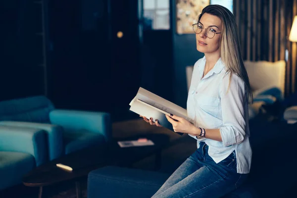 Jonge Charmante Peinzende Hipster Meisje Glazen Voor Betere Visie Peinzen — Stockfoto