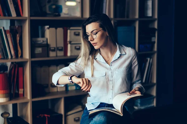 Giovane Attraente Studentessa Pensierosa Vestita Camicia Elegante Tempo Controllo Orologio — Foto Stock