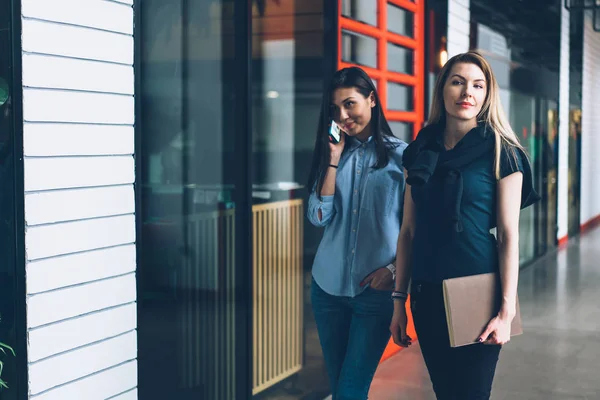 Attraktiva Positiva Självsäker Kvinnliga Person Hålla Mappen Handen Stående Bredvid — Stockfoto