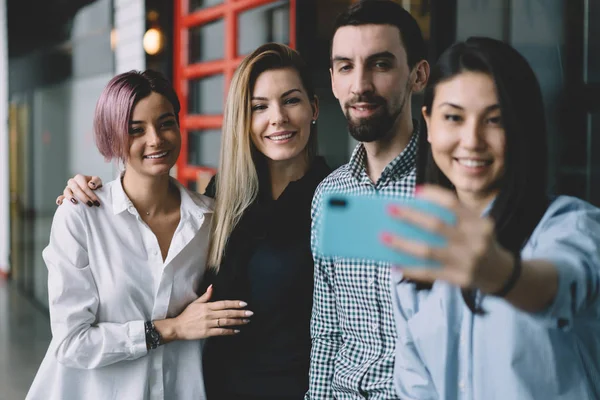 Diversity Gruppe Von Emotionalen Kollegen Lässigem Outfit Macht Selfie Auf — Stockfoto