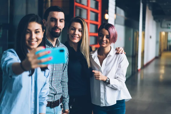 Jovem Grupo Qualificado Positivo Funcionários Divertindo Enquanto Tiram Fotos Juntos — Fotografia de Stock