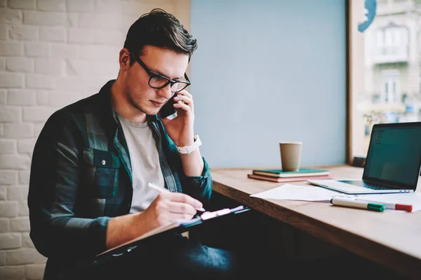 Seriøs Mannlig Notering Telefonkonsulentvirksomhet Med Tjenesteleverandør Ung Hipster Fyr Som – stockfoto