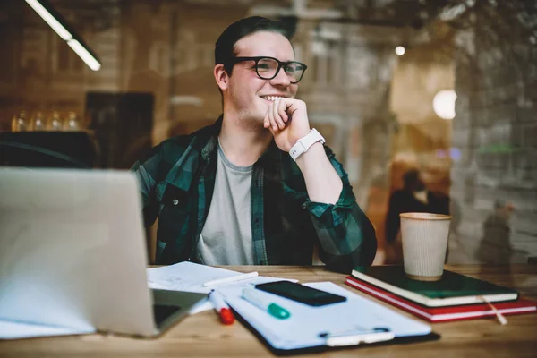 Freelancer Masculino Próspero Bom Humor Satisfeito Com Conclusão Projeto Sentado — Fotografia de Stock