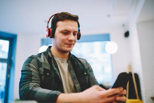 Hipster Guy Red Headphones Watching Favourite Film Online Smartphone Free — Stock Photo, Image