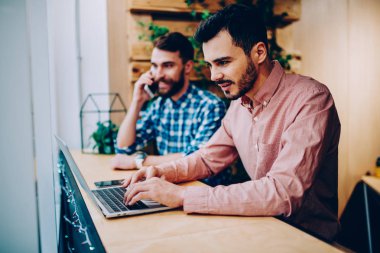 Zengin erkek serbest meslek sahibi netbook meslektaşı telefon görüşmesi arka planda, modern teknoloji ve wifi tatilinde kullanarak üniversite kampüsünün zaman harcama hipster çocuklar ise posta kontrol