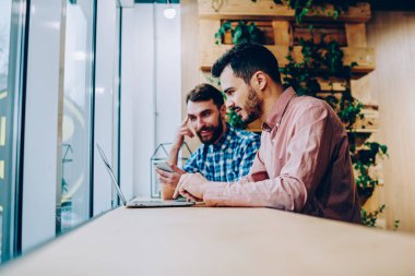 Öğrenme yolu ile netbook için online araştırma yapma hipster adam yetenekli erkek programcılar, teknolojisini kullanarak fikirleri tartışmak proje üzerinde işbirliği iletişim arkadaşıyla alan coworking içinde