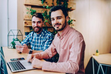 Yetenekli erkek portresi bu serbest harcama üzerinde çalışan geliştiriciler zaman genç hipster çocuklar birlikte iş mesafe oturduğum için modern teknoloji ve kablosuz bağlantı kullanarak alanı, coworking 