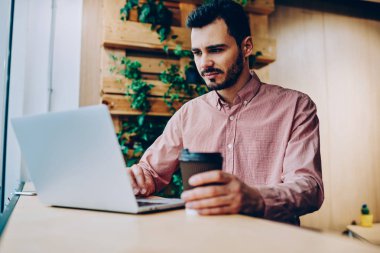 Proje ve dizüstü bilgisayar, ne yazık ki işaretleri kampüs içinde oturan projesi için getting Netbook ekrana bakarak sinirli erkek öğrenci kötü haber kontrol posta ile hayal kırıklığına işadamı üzgün