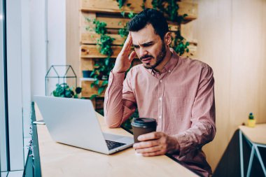 Dizüstü bilgisayar, kredi online bankacılık ile sorun çözüm üzerinde durulması genç hipster adam duygu baş ağrısı posta okuma projesinin son başvuru tarihleri ile vurguladı yorgun hayal kırıklığına erkek öğrenci