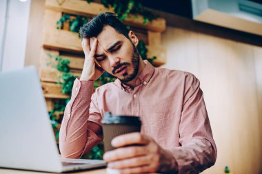 Sınav, deadlin önce tamamlamak için kahve ile oturma alanı coworking aşırı yorgun hipster adam için hazırlık eğitim sorunları olan kapalı gözler yorgun üzgün erkek öğrenciyle üzgün
