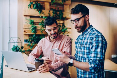 Hayal kırıklığına erkek BT geliştiricileri vurguladı teknolojisiyle mesafe iş için genç hipster çocuklar kötü haber ile telefonla rezervasyon ve çözüm tartışırken yapmak rahatsız uygulama sorunu ile