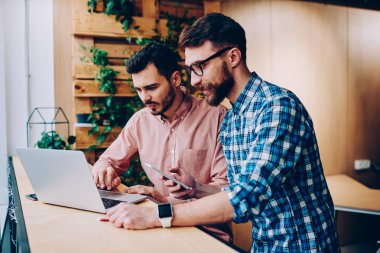 Profesyonel bu geliştiriciler kullanılabilirlik birlikte, netboo online rezervasyon yapmadan önce web sayfasındaki bilgileri okuma genç hipster çocuklar işbirliği kontrol dizüstü bilgisayar yazılımı güncelleştirmek