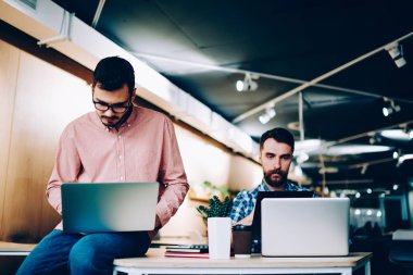 Konsantre erkek bu ofisindeki dizüstü bilgisayarlar üzerinde çalışan geliştiriciler, netbooks verimli yapmak için yeni app programlama searious genç hipster çocuklar için başlangıç birlikte boşluk coworking iş 