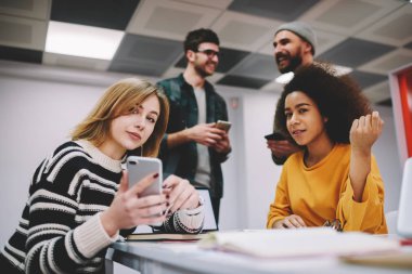 Portre fotoğraf makinesi vasıl tutorial tartışırken arıyorum çok kültürlü grubunun başarılı rahat giyinmiş öğrencilerinin indirilen bağlı 4 g Smartphone vasıl okul sırası Üniversitesi'nde oturan internet