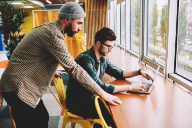 Genç müşteri e-posta yoluyla iletişim uzmanları arıyorsunuz iyi hizmet için 4 g bağlı dizüstü bilgisayarda internet. Akıllı hipster başlangıç planlama sırasında arama yararlı bilgiler çocuklar