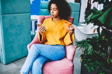 Kırpılmış görüntü muhteşem dalgın afro Amerikalı kadının çalışma sonu tadını çıkarırken bildirim Smartphone cep telefonu ile kontrol. Çekici bir kadın kişi sosyal ağlar üzerinden modern cep telefonu haber okuma