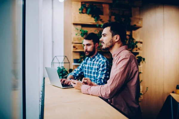 Jóvenes Colegas Masculinos Trabajando Juntos Remotamente Freelance Espacio Coworking Usando — Foto de Stock