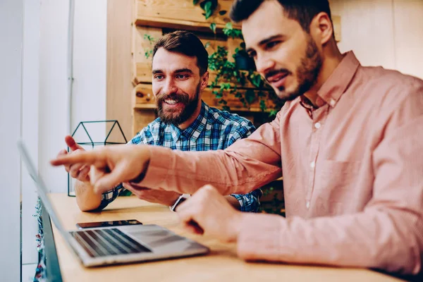 Prosperos Freelancers Masculinos Satisfechos Con Las Tasas Sus Páginas Web —  Fotos de Stock