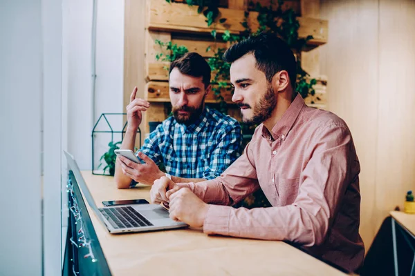 Hombre Concentrado Que Los Desarrolladores Tomar Decisiones Juntos Cooperando Proyecto — Foto de Stock