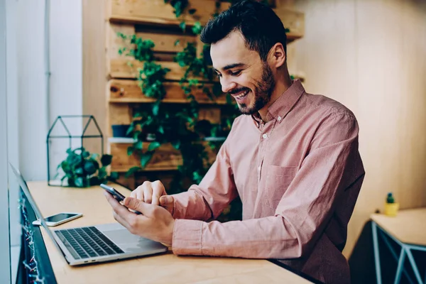 Vrolijke Hipster Keek Iemand Lachen Grappige Video Naar Smartphone Tijdens — Stockfoto