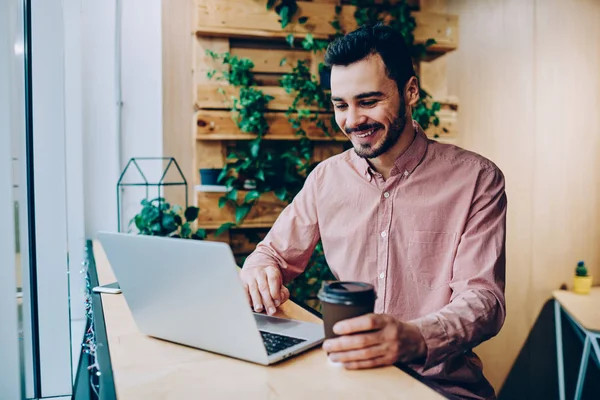 Jovem Estudante Sorrindo Desfrutando Conversar Com Amigo Computador Portátil Descansando — Fotografia de Stock