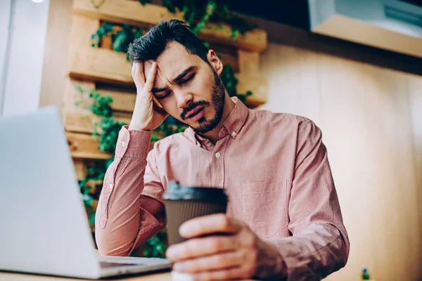 Müder Trauriger Männlicher Student Mit Geschlossenen Augen Aufgebracht Über Bildungsprobleme — Stockfoto