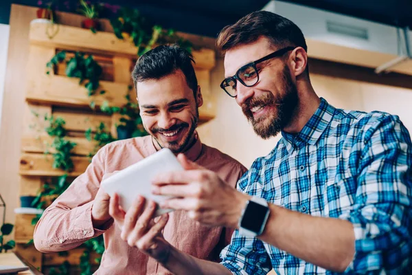 Cheerful Young Hipster Guys Having Fun Watching Funny Videos Social — Stock Photo, Image