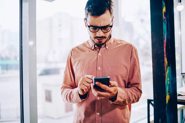 Homem Confuso Desapontado Com Remédios Ruins Ficando Mail Segurando Celular — Fotografia de Stock