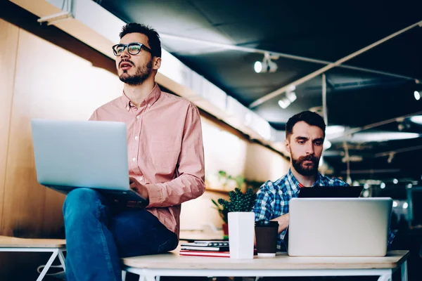 Programadores Masculinos Calificados Sentados Juntos Oficina Para Completar Proyecto Haciendo — Foto de Stock