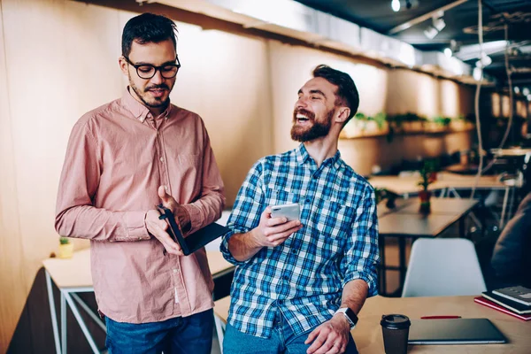 Joven Chico Hipster Sonriente Riendo Historia Divertida Que Cuenta Colega —  Fotos de Stock