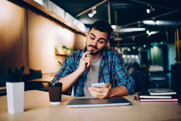 Kontemplativa Manliga Förbryllad Analysera Information Bokning Webbplats Använder Mobilnät Coworking — Stockfoto