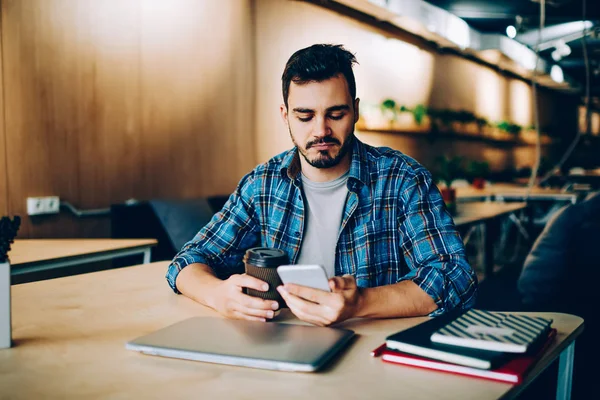 Nachdenklicher Junger Mann Checkt Der Kaffeepause Aktualisierte Freundesprofile Sozialen Netzwerken — Stockfoto