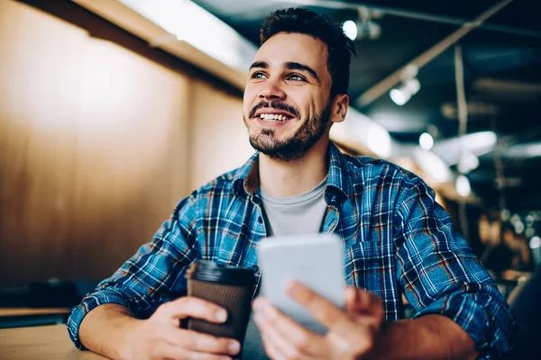 Alegre Chico Guapo Mirando Hacia Arriba Imaginar Sus Vacaciones Mientras — Foto de Stock